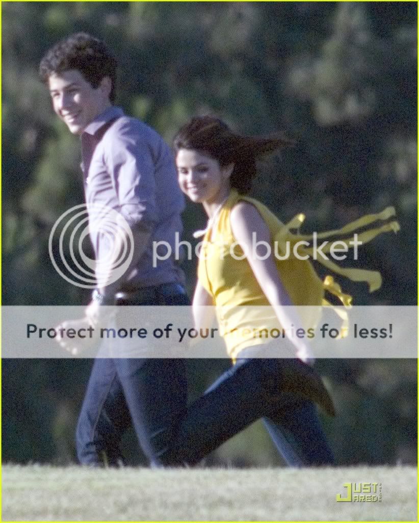 selena-gomez-nick-jonas-wiffle-b-3.jpg Nelena image by WeSupportNelena2