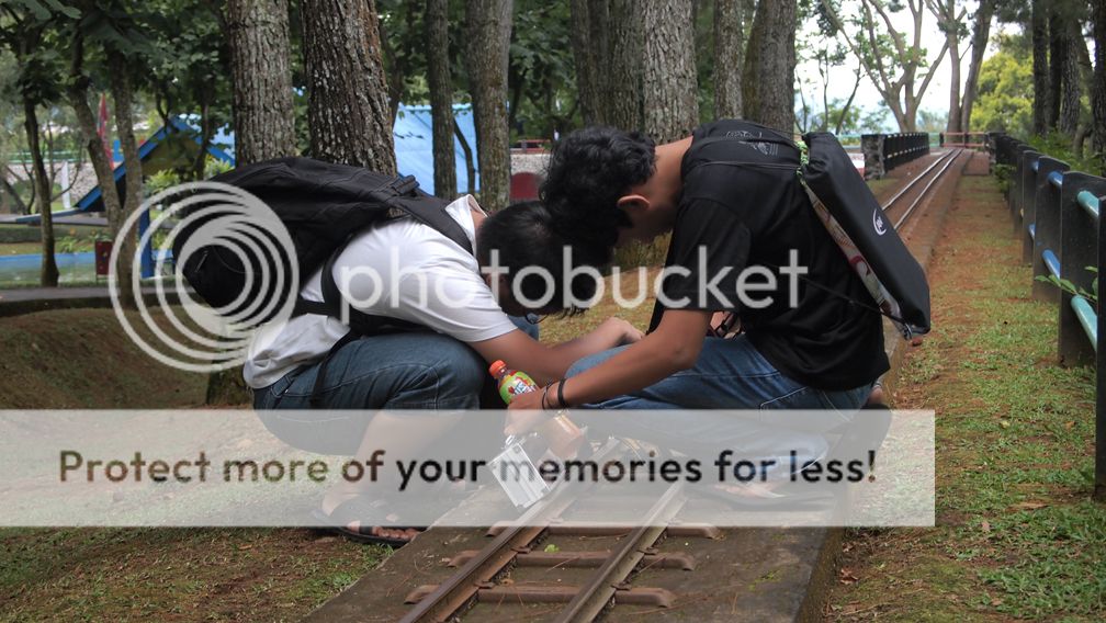 Dua Admin masih sibuk di rel kereta Dua Admin masih sibuk di rel kereta