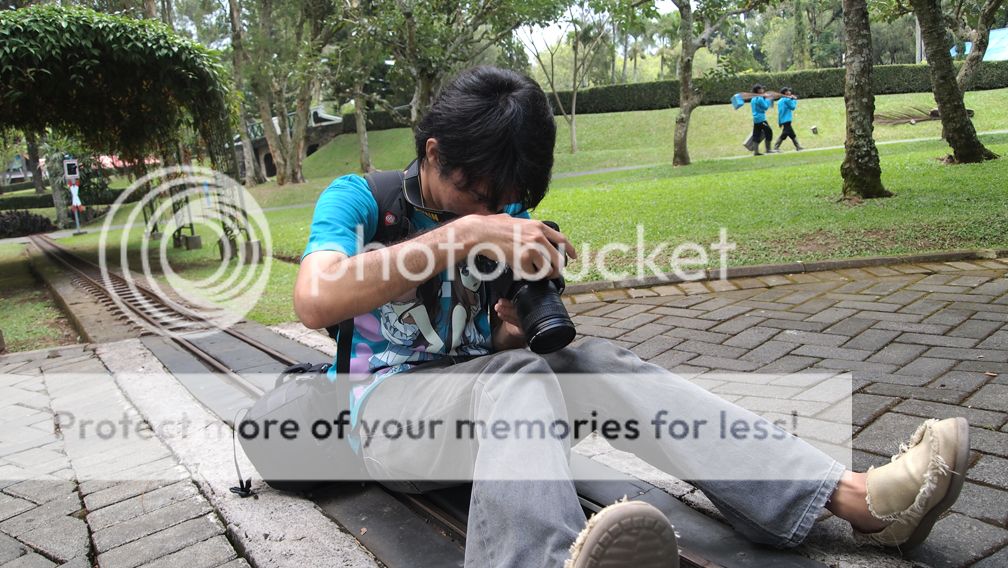 Admin lainnya memastikan kualitas foto yang di jepret nya Admin lainnya memastikan kualitas foto yang di jepret nya