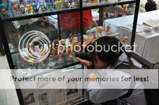 Photographer is aiming for Nendoroid Homura Akemi Photographer is aiming for Nendoroid Homura Akemi