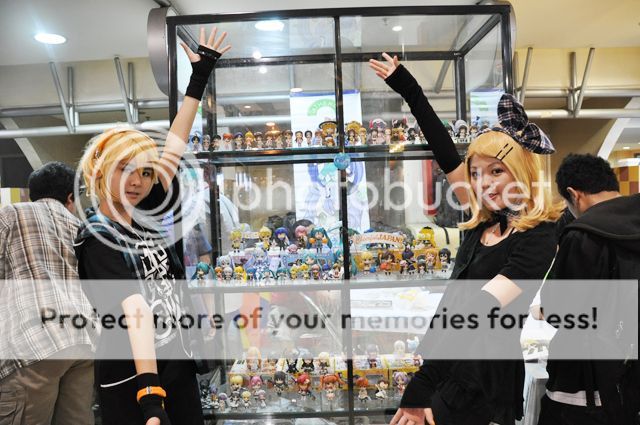 Rin & Len Kagamine cosplayer Rin & Len Kagamine cosplayer